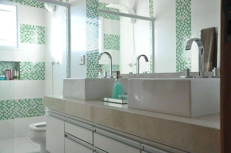 36. O arm&aacute;rio de banheiro pode ser grande e ajeitar todos os itens do ambiente