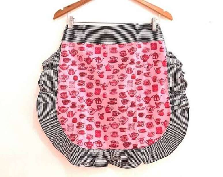 4-Tecido para artesanato em avental com babado.