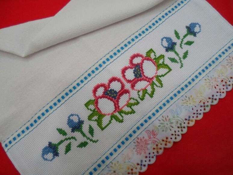 10- Artesanato em tecido com pano de prato bordado.