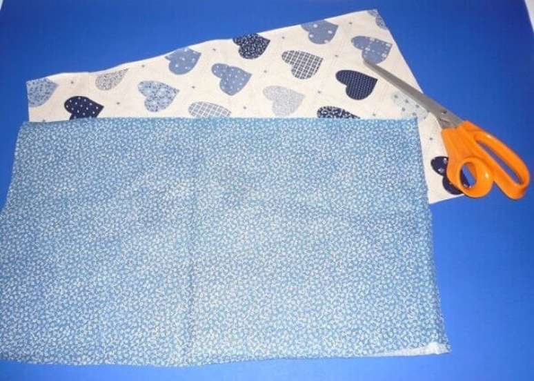 12- Artesanato em tecido nas cores branca e azul.