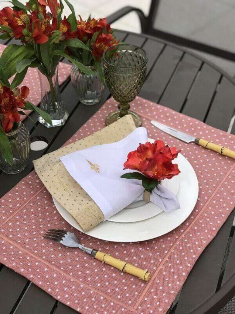 15- Jogo americano confeccionado em tecido.