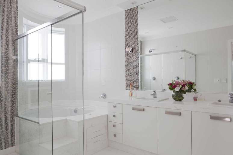 50. Banheiros planejados ficam bonitos e cheios de charme. Projeto por Erica Salguero