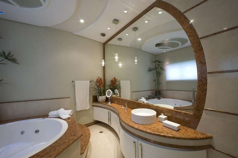 51. Com linhas curvas, os banheiros planejados podem ser totalmente personalizados. Projeto por Aquiles Nicolas Kilaris