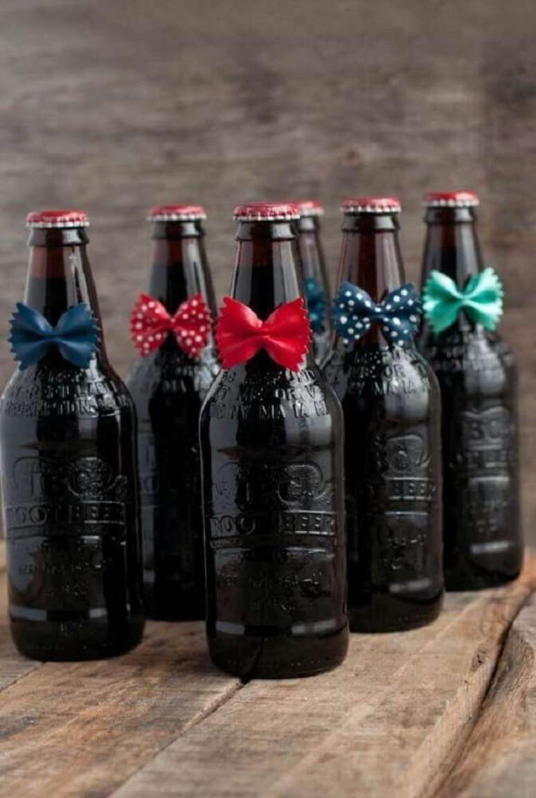 21. Uma dica f&aacute;cil para decora&ccedil;&atilde;o de dia dos pais &eacute; acrescentar gravatinhas borboleta em garrafas, fica super charmoso!