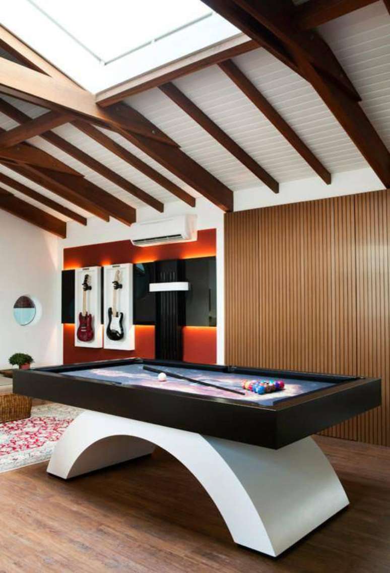 5. Decora&ccedil;&atilde;o de dia dos pais &ndash; mesa de sinuca e guitarras na parede