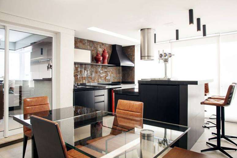 9. Decora&ccedil;&atilde;o de dia dos pais com balc&atilde;o preto e churrasqueira para varanda gourmet