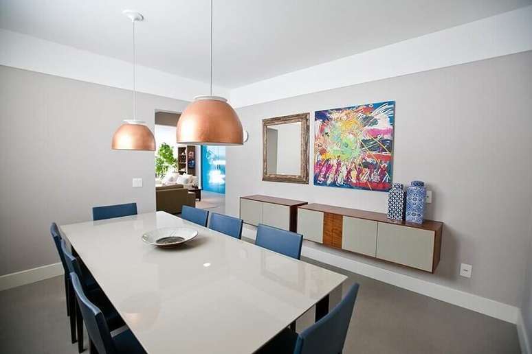 36 &ndash; Decora&ccedil;&atilde;o simples para sala de jantar com buffet e quadros