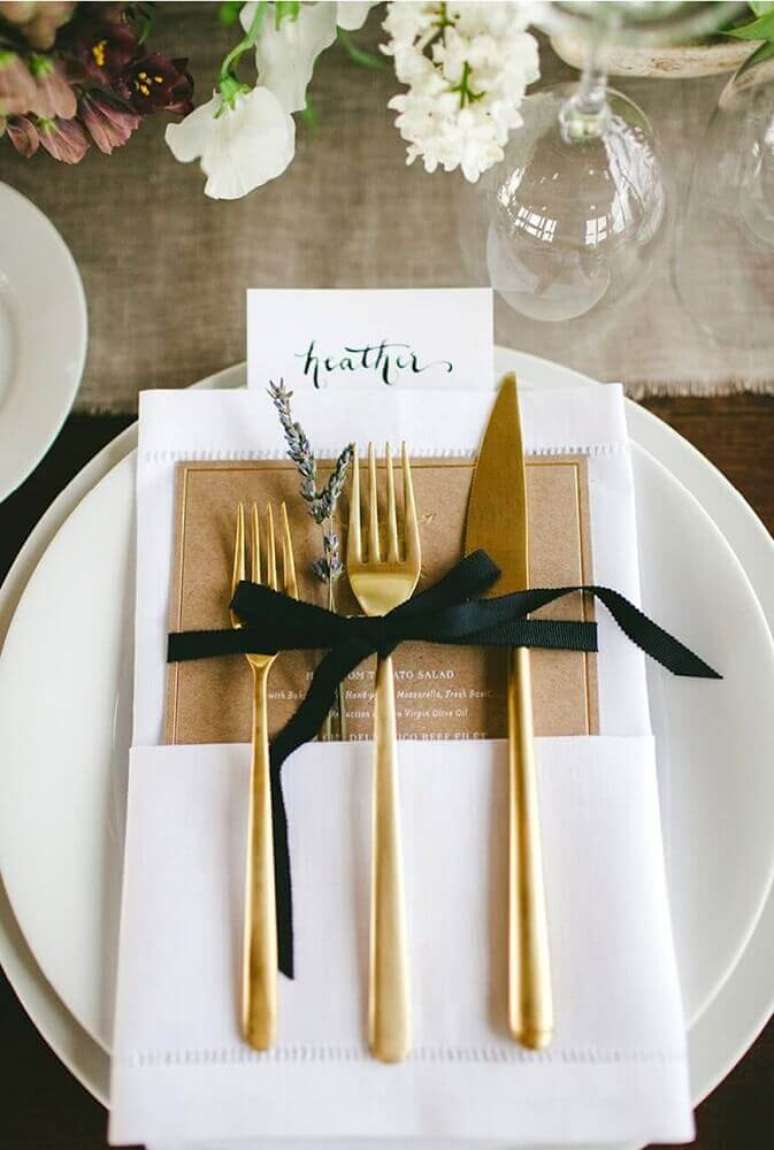 22. Decora&ccedil;&atilde;o sofisticada para mesa de dia dos pais com talheres dourados