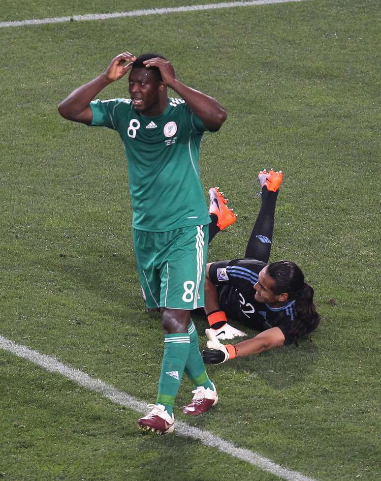 Yakubu leva as mãos à cabeça após perder gol contra a Argentina na Copa de 2010