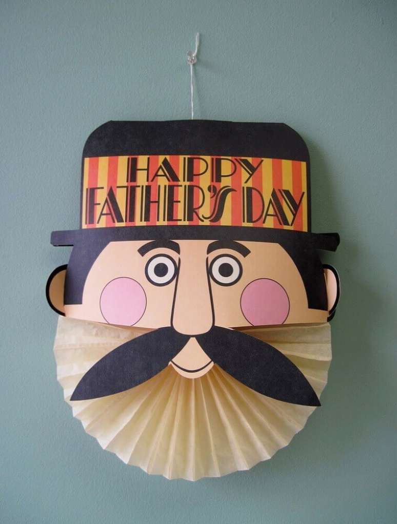 25. No pr&oacute;ximo dia dos pais coloque uma guirlanda personalizada na porta do quarto dele