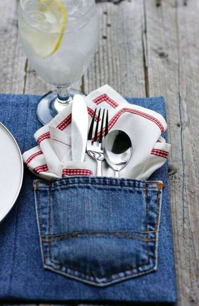 27. Que tal fazer um jogo americana com a parte de tr&aacute;s da cal&ccedil;a jeans para decorar a mesa de almo&ccedil;o do dia dos pais