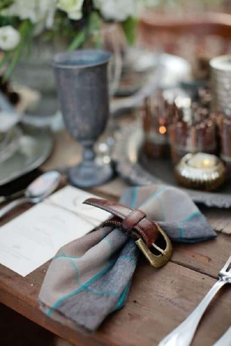 29. O porta guardanapo feito com cinto foi uma ideia super divertida e que deu um toque especial na a mesa decorada para dia dos pais