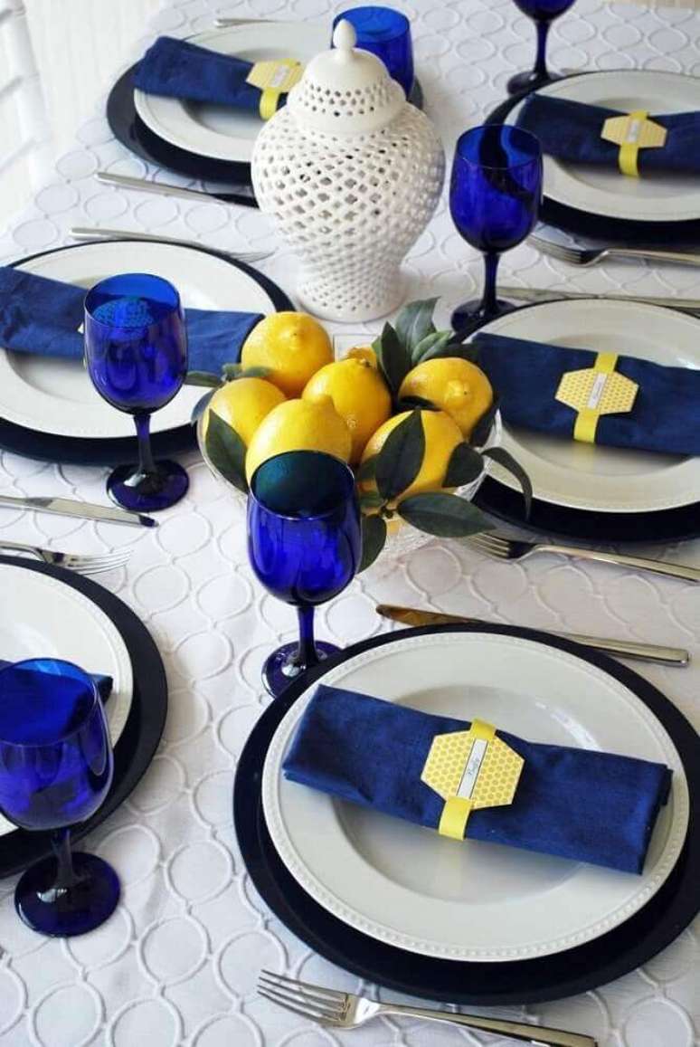 30. Mesa de dia dos pais decorada em tons de azul e branco