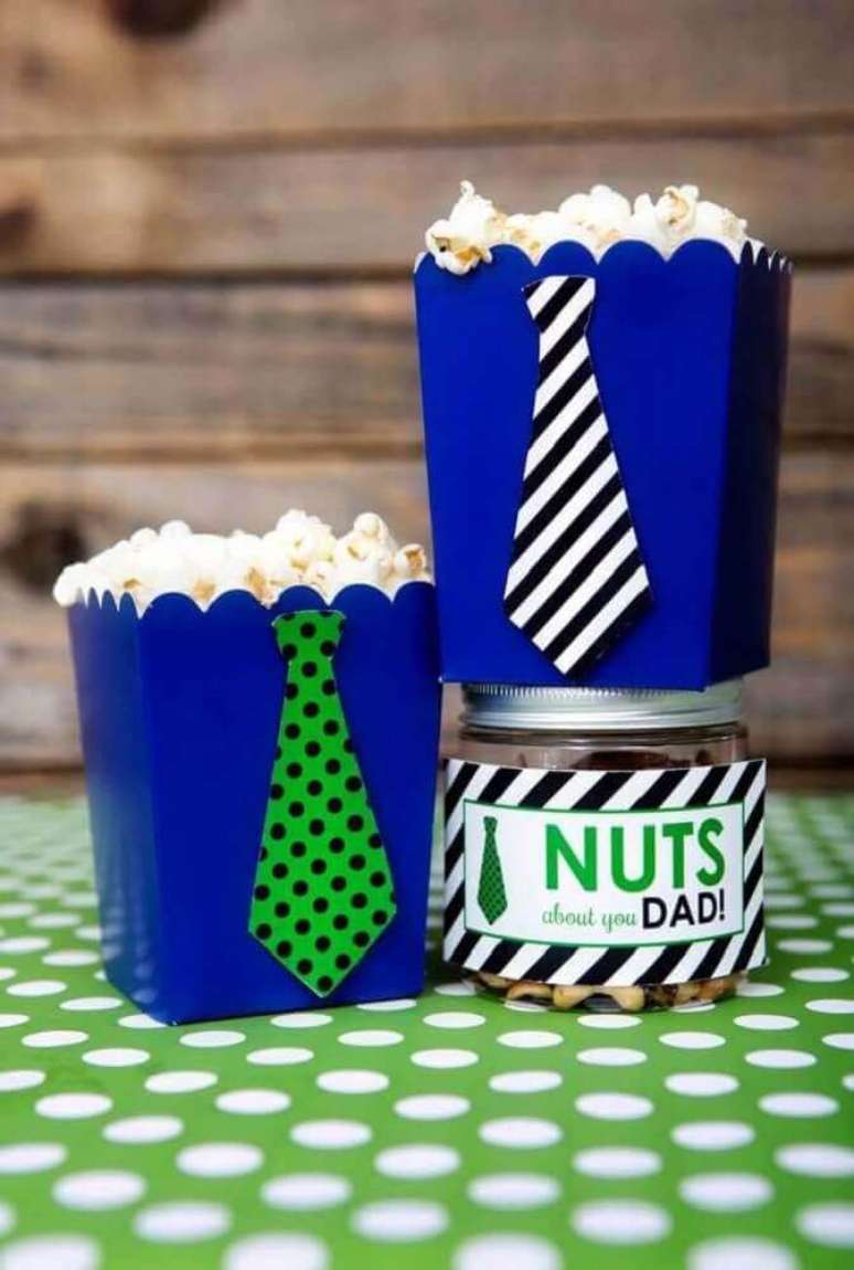 32. Se o plano &eacute; uma sess&atilde;o de cinema para o dia dos pais, potes de pipocas personalizados podem dar um ar mais divertido &agrave; atividade