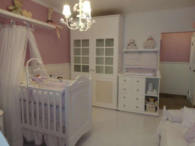 54. Quarto de bebê menina branco e rosa. Projeto de Fernanda Gui