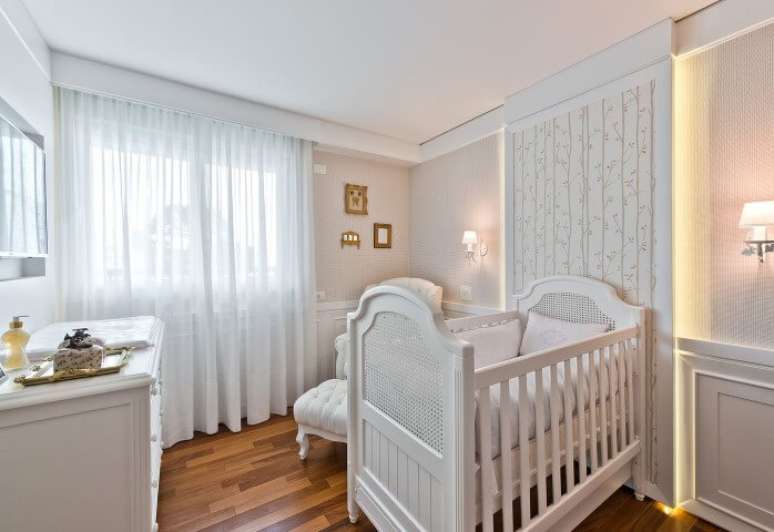 26. Papel de parede para quarto de bebê menina florido em painel iluminado. Projeto de Leonardo Muller