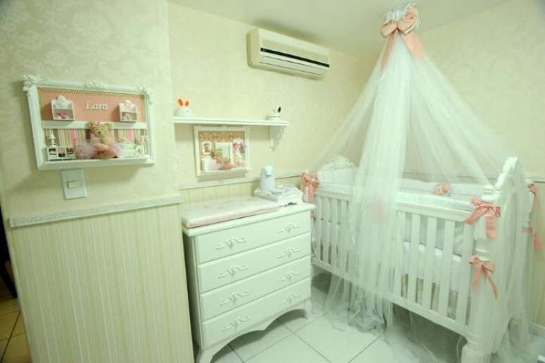 16. Quarto de bebê menina com móveis brancos e decoração bege. Projeto AK Arquitetura