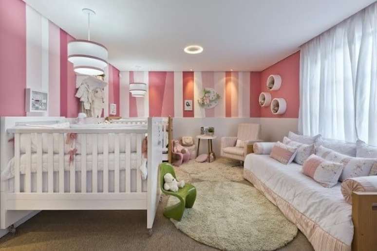 40. Quarto de bebê menina com paredes em tons de rosa e branco