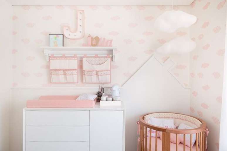 11. O papel de parede para quarto de bebê menina com tema de nuvens deixou a decoração bem delicada. Projeto de Bianchi Lima