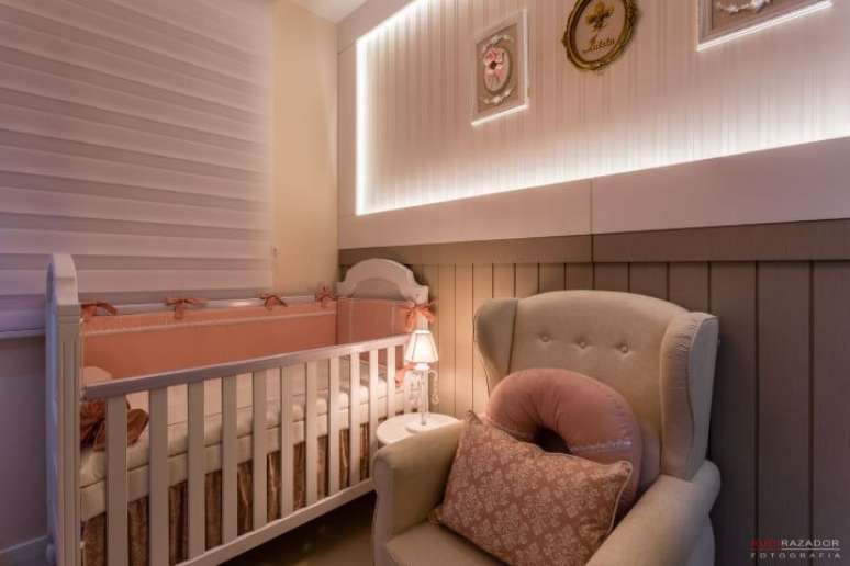 45. Tons neutros e rosa no quarto de bebê feminino. Projeto de Daline Castilho