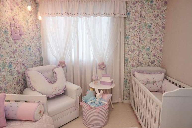 18. Papel de parede para quarto de bebê menina com flores lilás. Projeto de Andrea Bento