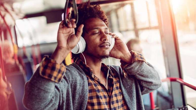Entrar no transporte p&uacute;blico e apertar o play, em vez de ser automaticamente sugado pelas redes sociais, pode ser espiritualmente estabilizador