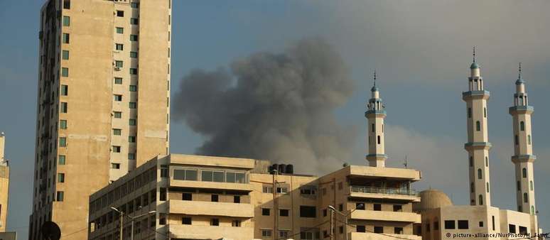 Nuvens de fumaça sobre Gaza City após bombardeio israelense