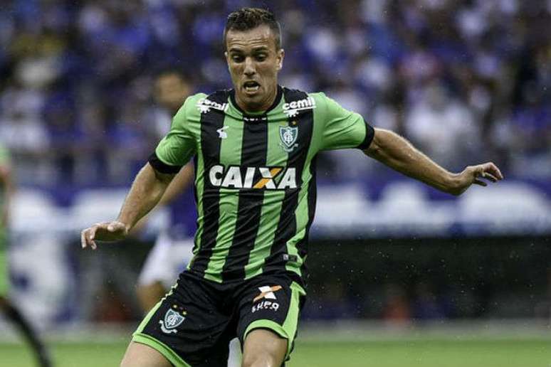 Serginho atuou nos últimos meses com a camisa do América-MG e tem se destacado (Foto: América-MG/Reprodução)