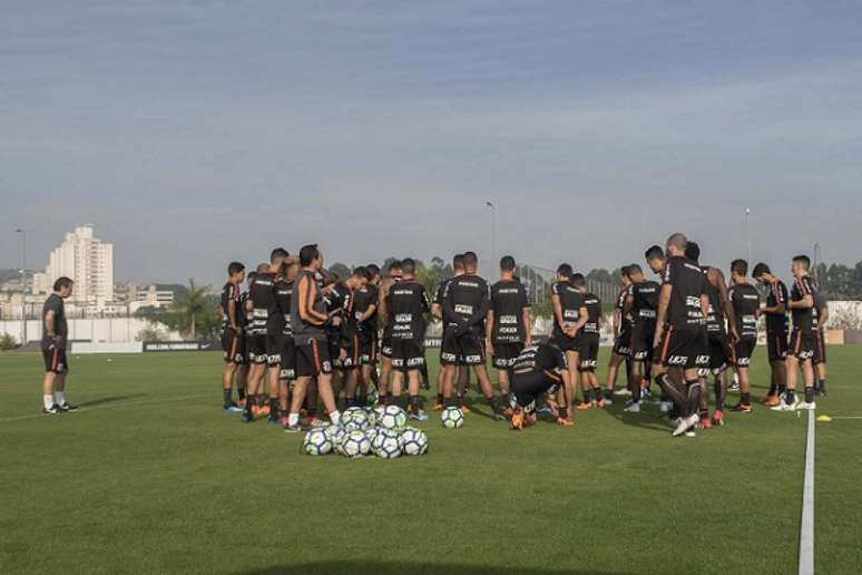 Elenco do Corinthians conta com 33 jogadores (Foto: Daniel Augusto Jr)