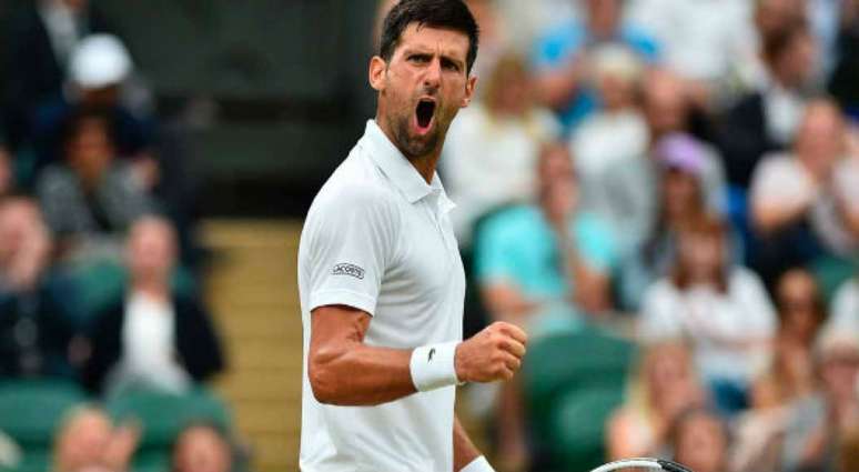 Novak Djokovi entra em quadra para enfrentar o o sul-africano Kevin Anderson neste domingo (Divulgação)