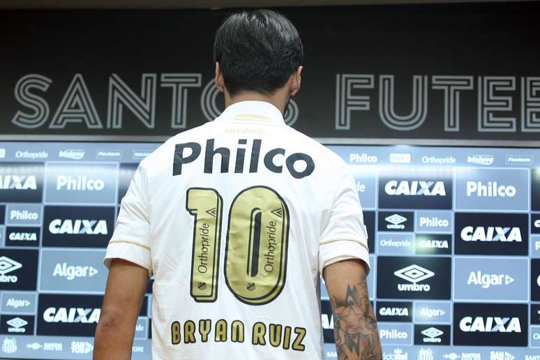 Bryan Ruiz é apresentado com a camisa 10