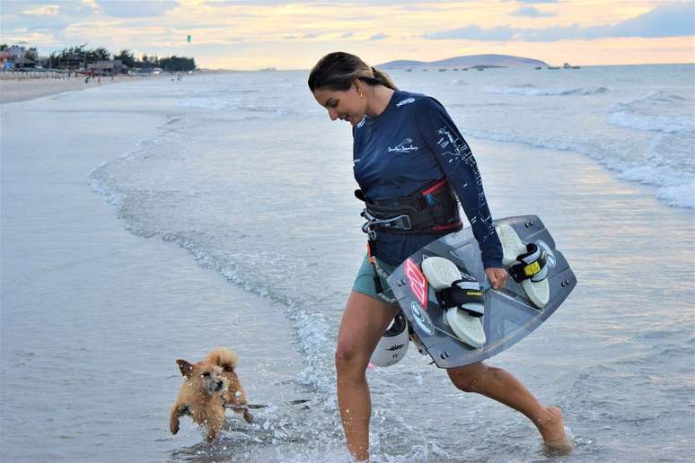 A surfista teve a companhia de sua cachorrinha Naza nos passeios em Jeri