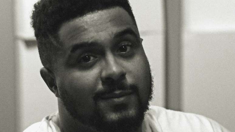 Rapper Baco falou sobre a depress&atilde;o em sua m&uacute;sica: 'Isso &eacute; um pedido de socorro/Voc&ecirc; est&aacute; aplaudindo/Eu t&ocirc; me matando'