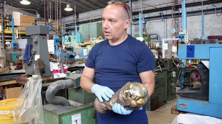 Funcionário manuseia réplica da taça, criada por um ourives italiano depois do campeonato de 1970