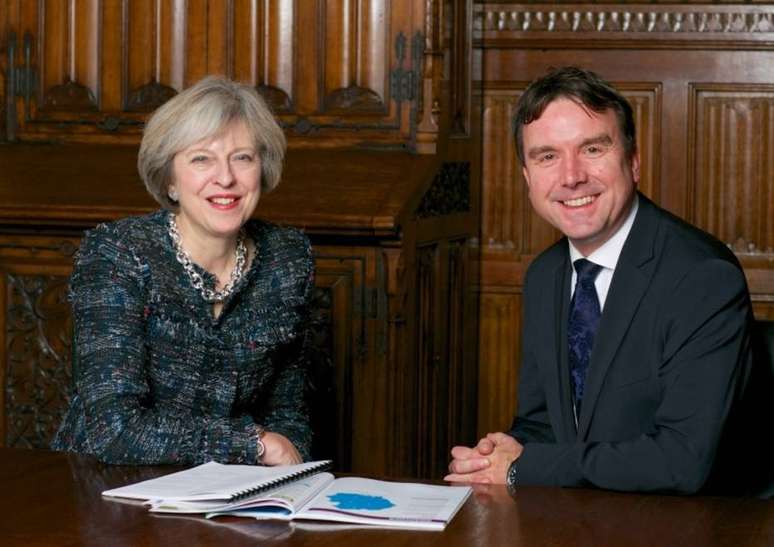 O ministro Andrew Griffiths e membro do Partido Conservador ao lado da primeira-ministra do Reino Unido, Theresa May