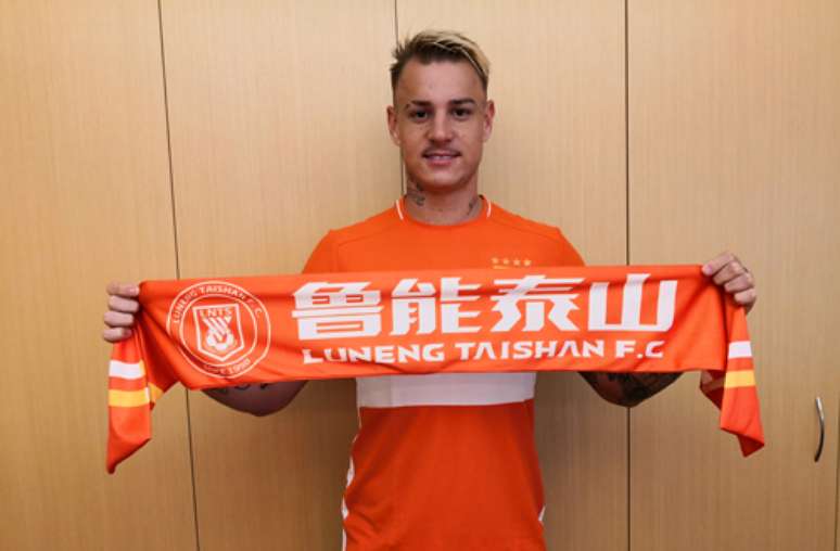 Róger Guedes é apresentado no Shandong Luneng.