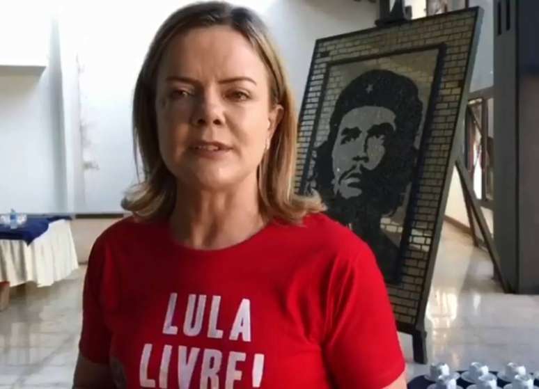 Gleisi Hoffman divulga vídeo direto de Havana, em Cuba, aos apoiadores de Lula