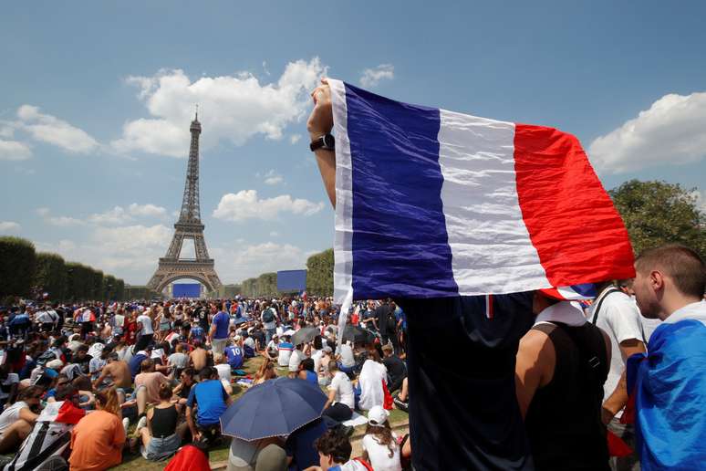 Torcedores franceses em frente &agrave; Torre Eiffel para assistir &agrave; final da Copa
15/07/2018
REUTERS/Philippe Wojazer