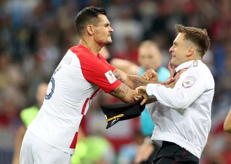 Zagueiro croata Lovren empurra pessoa que invadiu gramado durante final da Copa do Mundo 15/07/2018  REUTERS/Carl Recine
