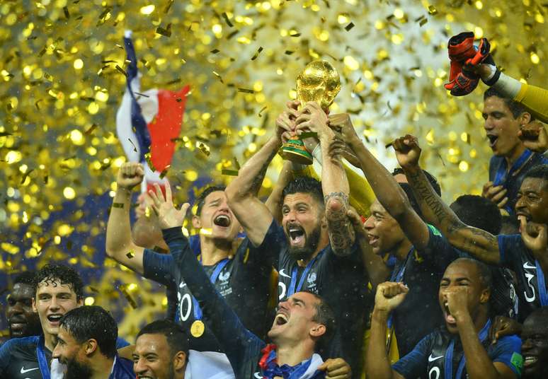 Jogadores da França erguem o troféu da Copa do Mundo 15/07/2018  REUTERS/Dylan Martinez