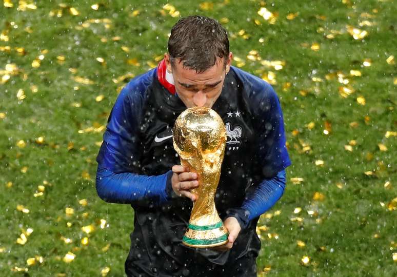 Antoine Griezmann beija a taça da Copa do Mundo 15/07/2018  REUTERS/Christian Hartmann