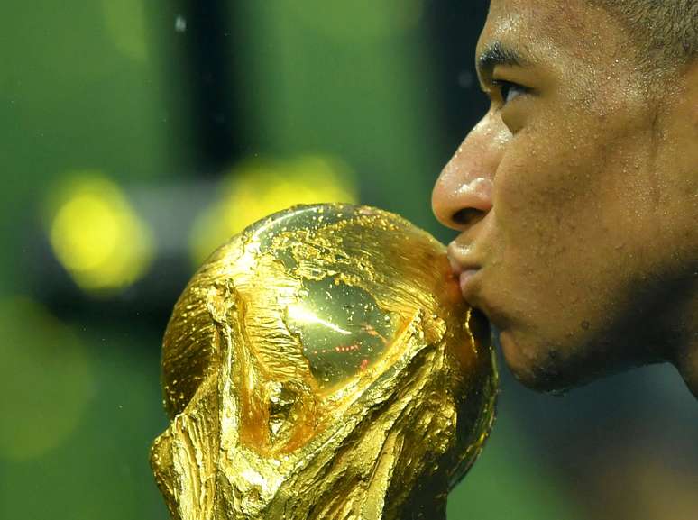 Kylian Mbapp&eacute; beija a ta&ccedil;a da Copa do Mundo 15/07/2018 REUTERS/Dylan Martinez 