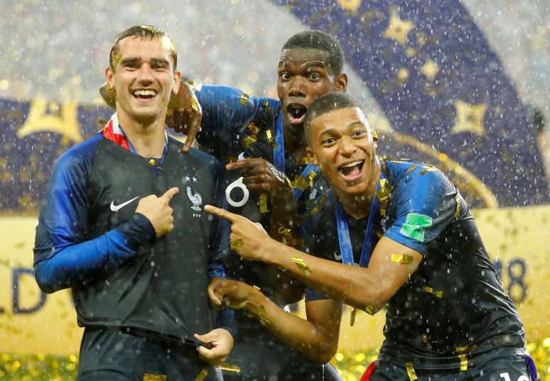 Franceses Griezmann, Pogba e Mbapp&eacute; comemoram t&iacute;tulo mundial 15/07/2018  REUTERS/Kai Pfaffenbach 