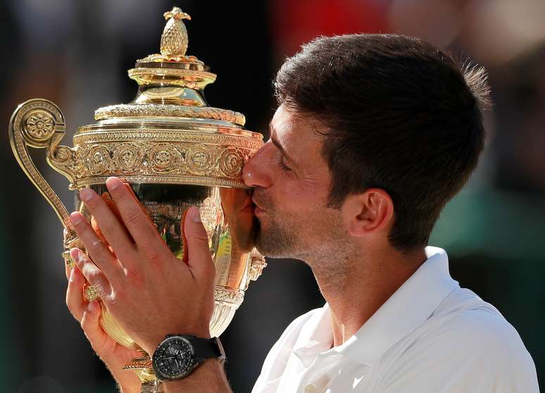 Djokovic beija o troféu em Wimbledon