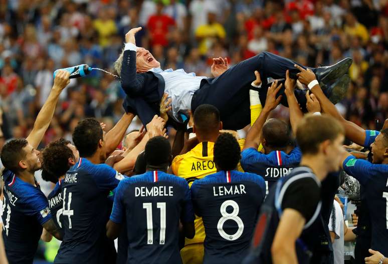 Jogadores franceses levantam Didier Deschamps na comemoração do título