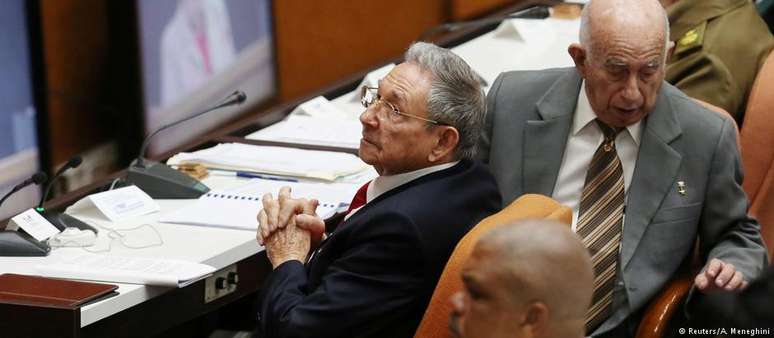 Ex-presidente Raúl Castro (esq.) integra comissão consittuinte