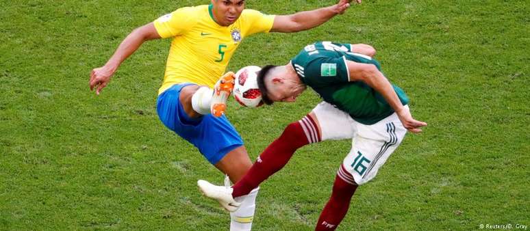 Casemiro e o mexicano Héctor Herrera disputam a bola: proteção da própria defesa a todo custo predominou na Copa