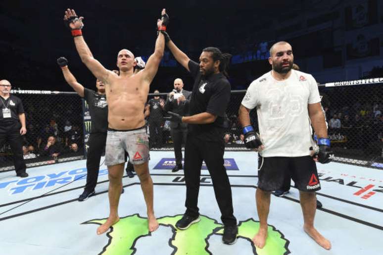 Junior Cigano teve atuação segura e superou Blagoy Ivanov na unanimidade dos árbitros (Foto: Getty Images)