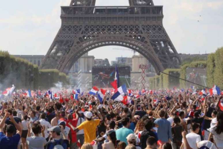 Franceses comemoraram muito o título da Copa, mas depois teve confusão(Foto: JACQUES DEMARTHON / AFP)