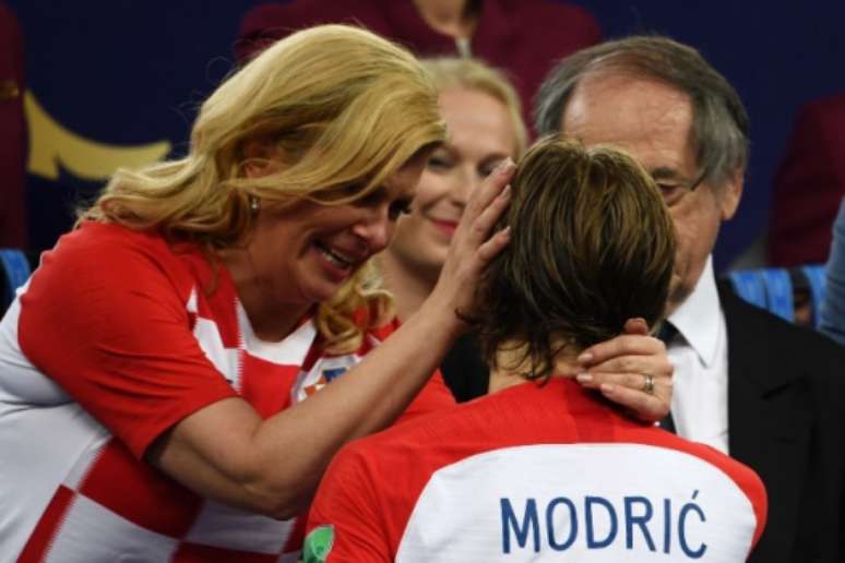 Modric recebeu o prêmio de melhor jogador da Copa do Mundo (Foto: AFP)